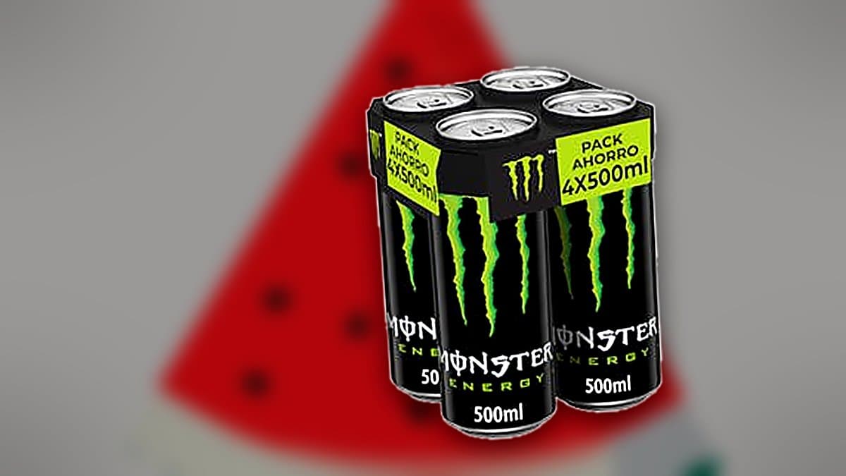 Botella de Energy Monster de dos litros en estantería de supermercado con condensación y iluminación de neon